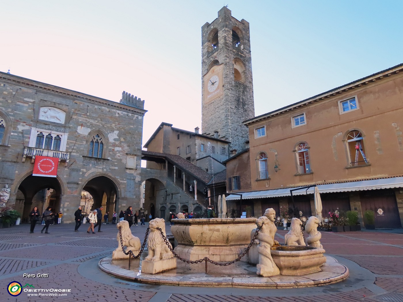 42 Piazza Vecchia con la fontana del Contarini , Palazzo della Ragione e Torre Civica.JPG